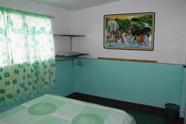 تختخواب و صبحانه Mahogany Upland Resort