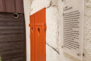 هتل Hôtel Les Vieux Toits