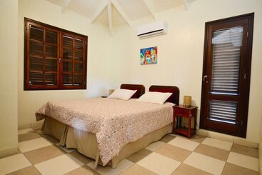 هتل آپارتمان Blue Bay Beach Villas