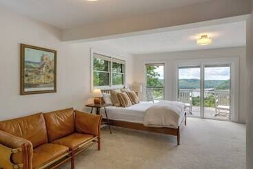 קוטג'' Center Hill Couples Retreat Cabin: Lake View, Deck