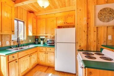 بيت ريفى Lake Keowee Access: Idyllic Six Mile Cabin!