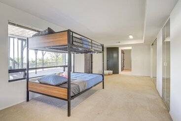 بيت ريفى Spacious Camano Home W/ Hot Tub & Water Views!