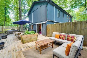 コテージ Private Hot Tub: Tree Lined Poconos Home!