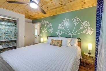 コテージ Renovated Franklin Home W/ Mountain View Deck!