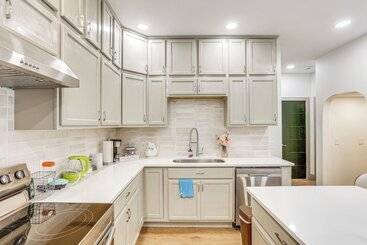 بيت ريفى 1 Mi To Downtown: New Albany Home W/ Yard