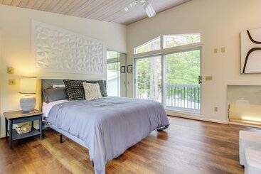 Сельский дом Modern Waterfront Home   1 Mi To Cave Point Park!