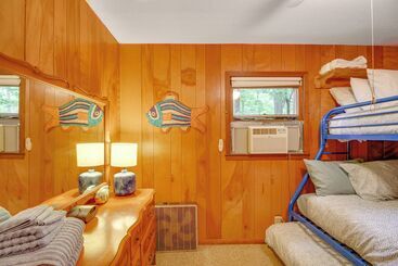 별장 Sullivan Lake Retreat W/ Private Dock + Fire Pit!