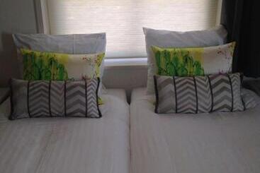 تختخواب و صبحانه The Riverside Logies & Restaurant