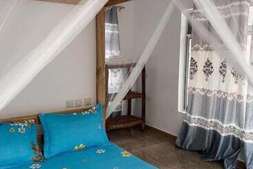פנסיון Flow Guest House & Cafe