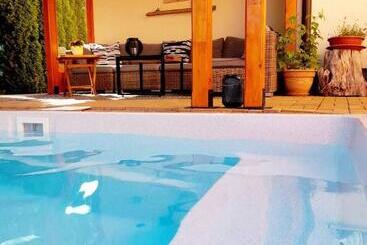 مبيت وإفطار Canadian Style House With 3d Effect Pool