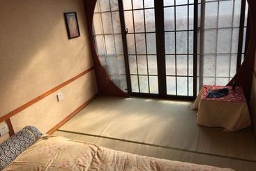 هاستل Living Art Museum Inn