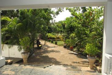 تختخواب و صبحانه Uppuveli Beach House