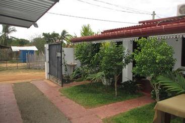 تختخواب و صبحانه Uppuveli Beach House