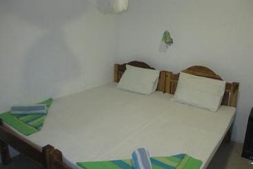 تختخواب و صبحانه Uppuveli Beach House