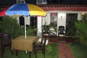 تختخواب و صبحانه Uppuveli Beach House