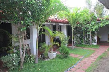 تختخواب و صبحانه Uppuveli Beach House