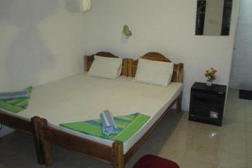 تختخواب و صبحانه Uppuveli Beach House