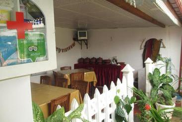 تختخواب و صبحانه Uppuveli Beach House