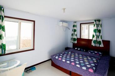 First Met Backpackers Hostel
