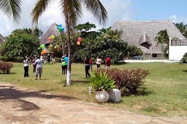 استراحتگاه Karibuni Hotel & Villas