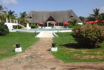 استراحتگاه Karibuni Hotel & Villas