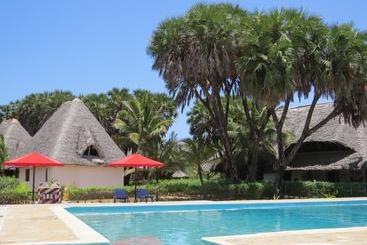 استراحتگاه Karibuni Hotel & Villas