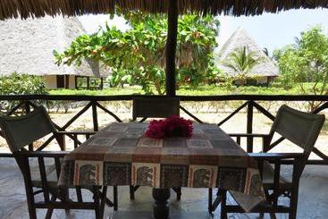 استراحتگاه Karibuni Hotel & Villas