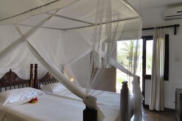 استراحتگاه Karibuni Hotel & Villas