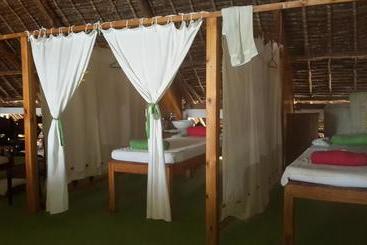 استراحتگاه Karibuni Hotel & Villas