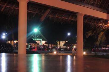 استراحتگاه Karibuni Hotel & Villas