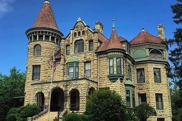 Castle La Crosse Bed And Breakfast