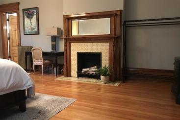 Castle La Crosse Bed And Breakfast