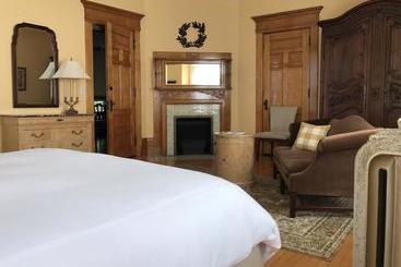 Castle La Crosse Bed And Breakfast