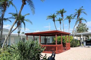 汽车旅馆  Miramar Beach Resort