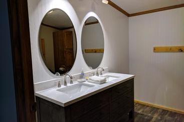 Trails End Cabins & Motel