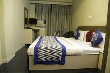 هتل Paras Residency