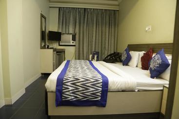 هتل Paras Residency