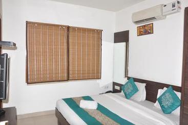 هتل Paras Residency
