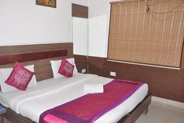 هتل Paras Residency