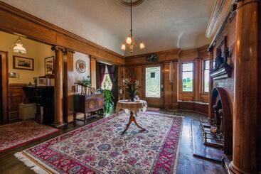 Simmons Bond Inn Bed & Breakfast