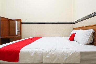هتل Reddoorz At Dien Homestay Syariah Alun Alun Pasuruan