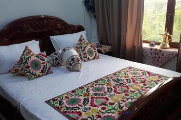 פנסיון Khodja Guesthouse