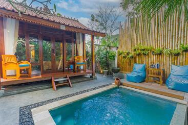 Пансион Ngesil Private Joglo & Pool