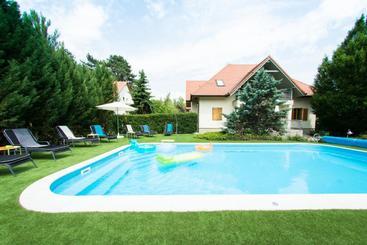 هتل Villa Oliva Boutique Rooms & Spa Zamárdi