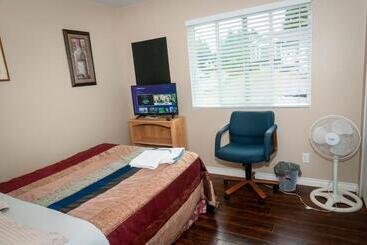 צימר Comfort Inn Hostel In Fraser Valley 2