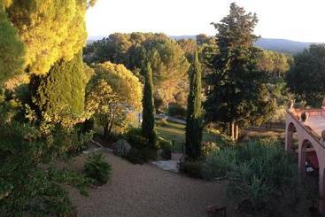تختخواب و صبحانه Bastide Du Pin