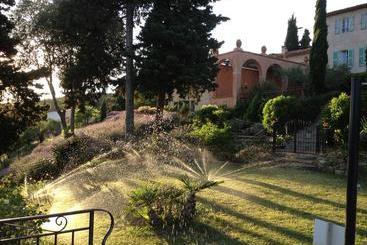 تختخواب و صبحانه Bastide Du Pin