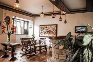 هتل Los Portales Inn