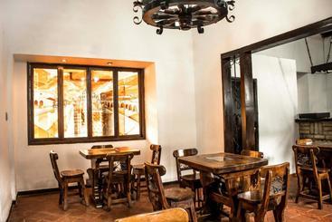 هتل Los Portales Inn