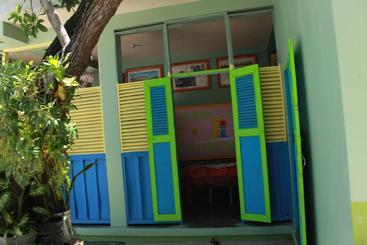 تختخواب و صبحانه Ecole Les Poupons